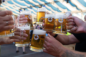 Zeven mensen proosten met Duits bier in de feesttent van de Cranger Kirmes.