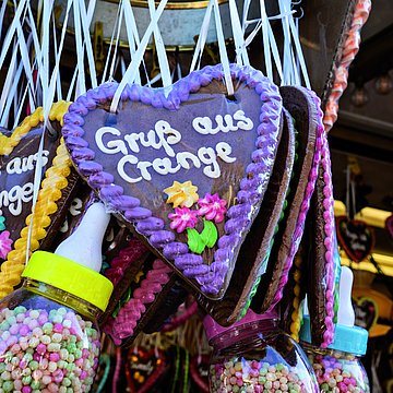 Hartjes van peperkoek bij de Cranger Kirmes: Vertaald staat er “Groeten uit Crange”.