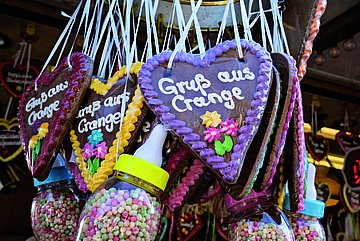 Hartjes van peperkoek bij de Cranger Kirmes: Vertaald staat er “Groeten uit Crange”.