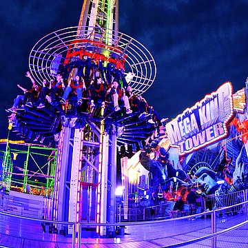 De Mega King Tower - een attractie die meestal te gast is bij de Cranger Kirmes.