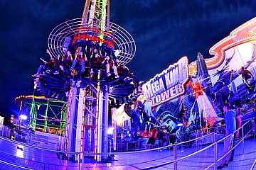 De Mega King Tower - een attractie die meestal te gast is bij de Cranger Kirmes.