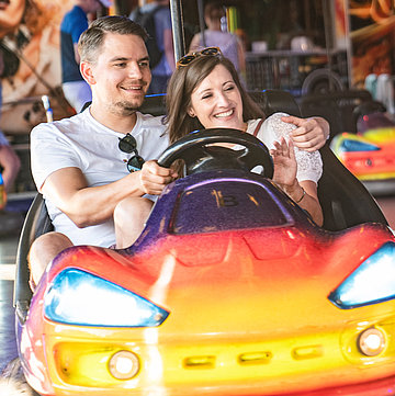 Een stel in een botsauto bij de Cranger Kirmes - ze hebben veel plezier. 