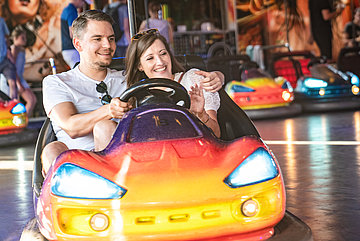 Een stel in een botsauto bij de Cranger Kirmes - ze hebben veel plezier. 