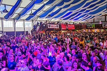 De Beierse feesttent bij de Cranger Kirmes is tot de nok toe gevuld met gasten.