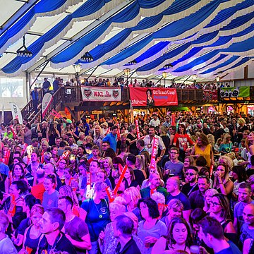 De Beierse feesttent bij de Cranger Kirmes is tot de nok toe gevuld met gasten.