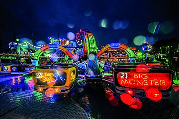 Een ritje in de Cranger Kirmes in de avond.