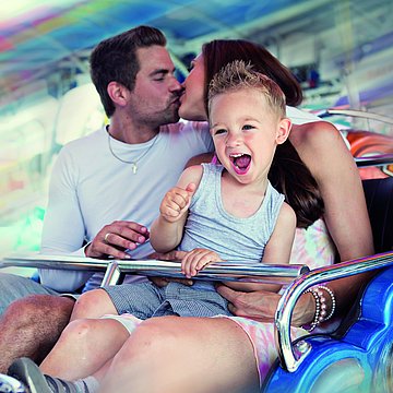 Een gezin met een zoon in een attractie van de Cranger Kirmes.